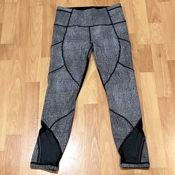Lululemon Black & White Print 25” Legging Size 4 - Picture 2 of 5